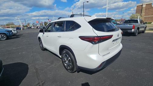 Wind Chill Pearl 2023 Toyota Highlander XLE