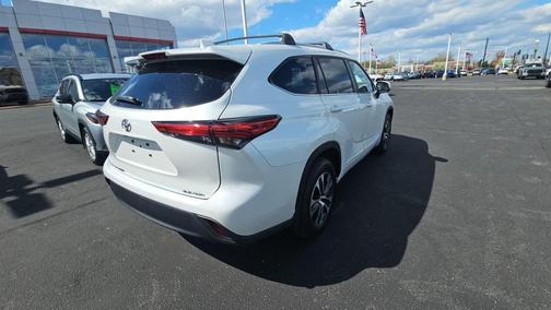 Wind Chill Pearl 2023 Toyota Highlander XLE