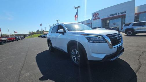 White Pearl 2025 Nissan Pathfinder SL 4WD