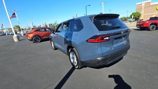 Cloud 2025 Toyota Highlander LE