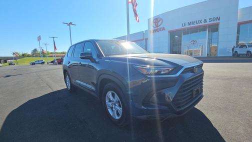 Cloud 2025 Toyota Highlander LE