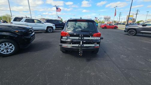 Deep Black 2016 Volkswagen Tiguan SE