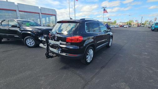 Deep Black 2016 Volkswagen Tiguan SE