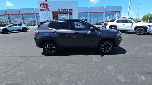 Granite Crystal Metallic Clearcoat 2019 Jeep Compass Trailhawk