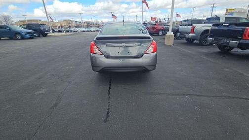 Gun Metallic 2018 Nissan Versa 1.6 SV