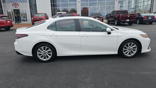 Ice 2023 Toyota Camry LE