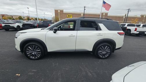 Pearl White Tricoat/Super Black 2024 Nissan Pathfinder SL 4WD