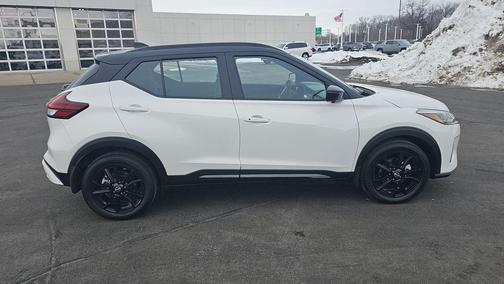 2023 Nissan Kicks SR
