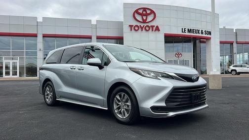 2023 Toyota Sienna LE