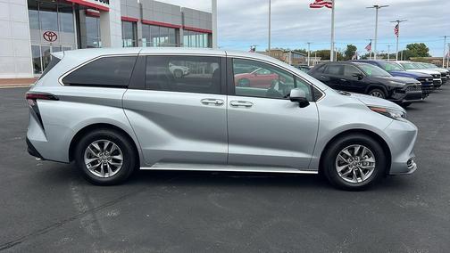 2023 Toyota Sienna LE