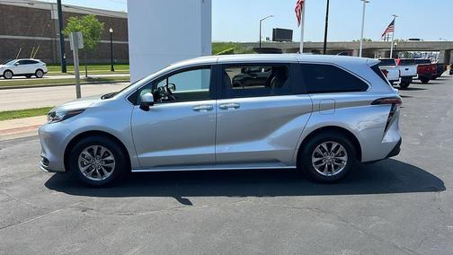2023 Toyota Sienna LE