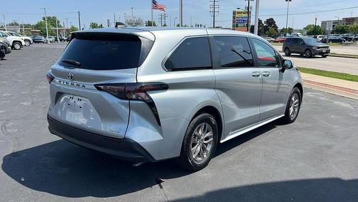 2023 Toyota Sienna LE