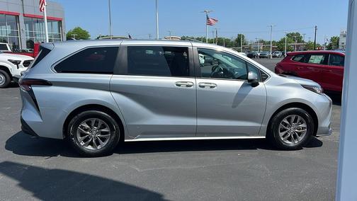 2023 Toyota Sienna LE