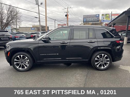 Diamond Black Crystal Pearlcoat 2022 Jeep Grand Cherokee Overland
