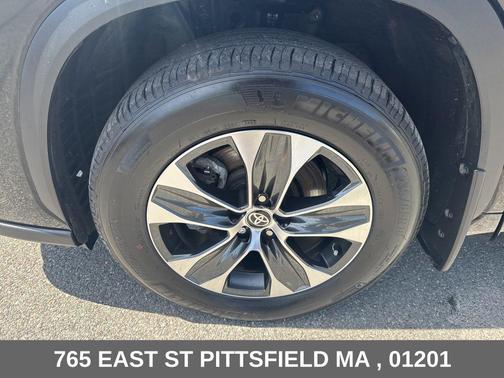 Midnight Black Metallic 2025 Toyota Highlander XLE