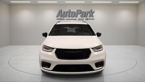 Bright White Clearcoat 2026 Chrysler Pacifica Select