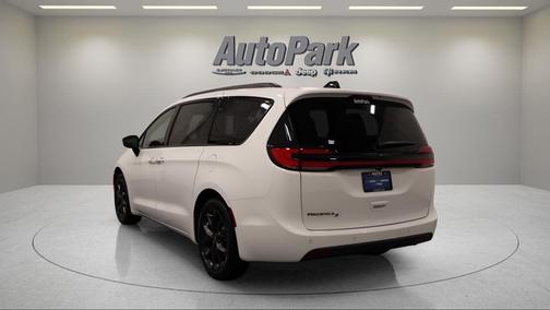 Bright White Clearcoat 2026 Chrysler Pacifica Select