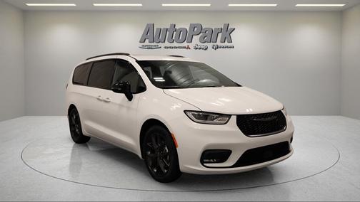 Bright White Clearcoat 2026 Chrysler Pacifica Select