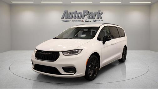 Bright White Clearcoat 2026 Chrysler Pacifica Select