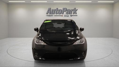 Brilliant Black Crystal Pearlcoat 2019 Chrysler Pacifica Touring Plus