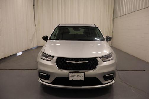 Silver Mist Clearcoat 2024 Chrysler Pacifica Touring-L