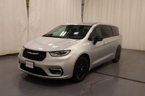 Silver Mist Clearcoat 2024 Chrysler Pacifica Touring-L