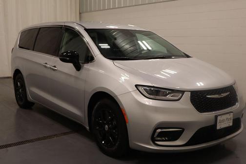 Silver Mist Clearcoat 2024 Chrysler Pacifica Touring-L