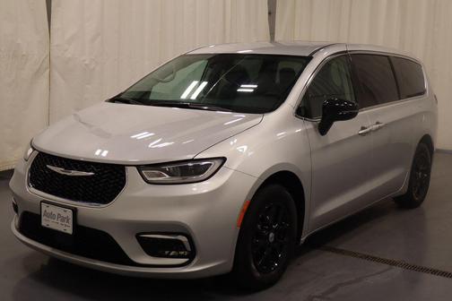 Silver Mist Clearcoat 2024 Chrysler Pacifica Touring-L