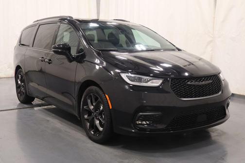 Diamond Black 2025 Chrysler Pacifica Limited