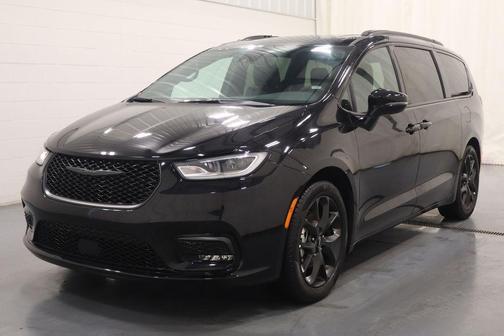 Diamond Black 2025 Chrysler Pacifica Limited