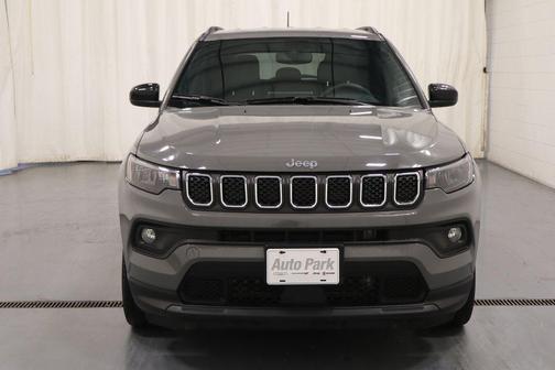 Sting Gray Clearcoat 2024 Jeep Compass Latitude
