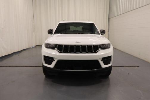 Bright White Clearcoat 2026 Jeep Grand Cherokee Laredo X