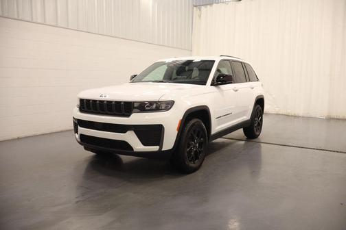 Bright White Clearcoat 2026 Jeep Grand Cherokee Laredo
