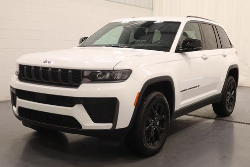 Bright White Clearcoat 2026 Jeep Grand Cherokee Laredo