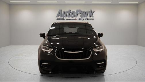 Diamond Black 2025 Chrysler Pacifica Select