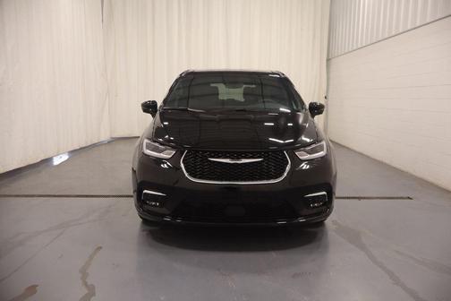 Diamond Black 2026 Chrysler Pacifica Select