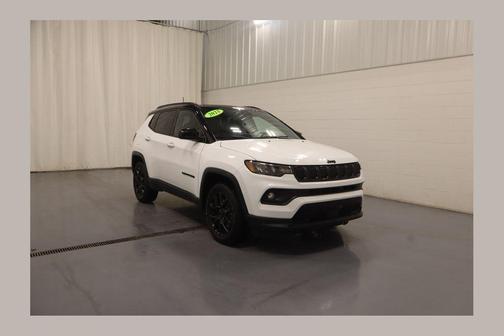 Bright White Clearcoat 2023 Jeep Compass Altitude
