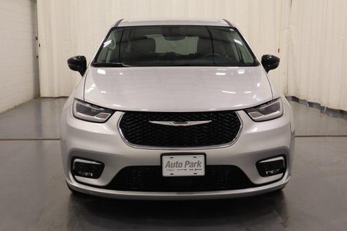 2024 Chrysler Pacifica Touring-L