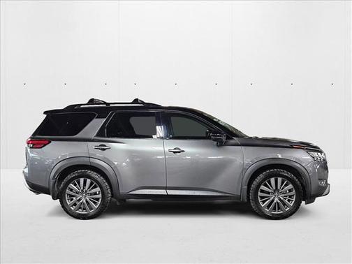 2022 Nissan Pathfinder SL 2WD