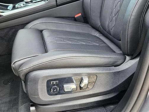 2025 BMW X7 M60i