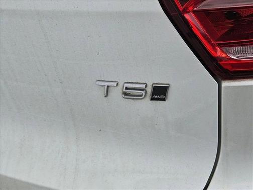 2021 Volvo XC40 T5 Momentum