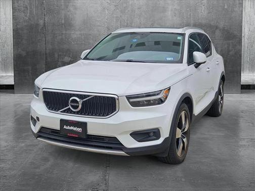 2021 Volvo XC40 T5 Momentum