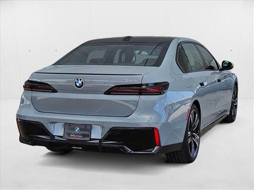 2025 BMW 740 i