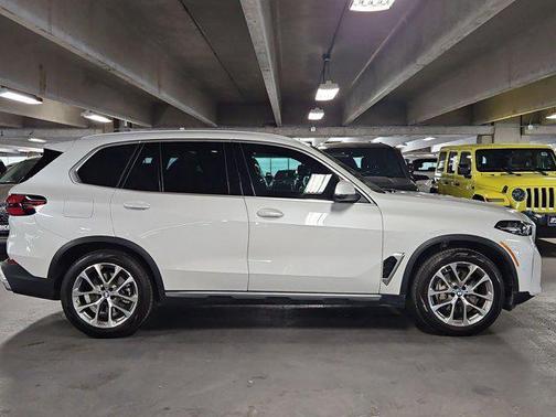 Mineral White Metallic 2024 BMW X5 xDrive40i