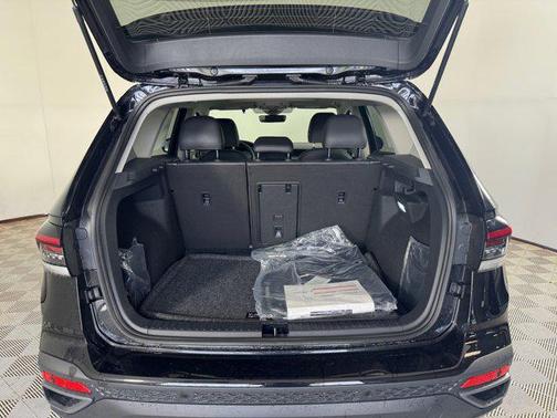 2025 Volkswagen Taos 1.5T SE Black
