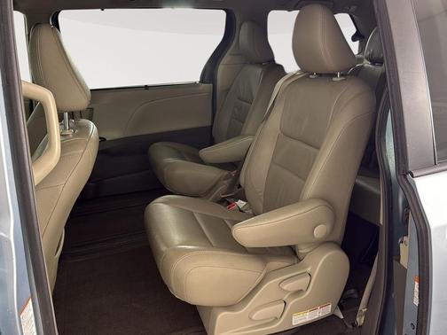 2016 Toyota Sienna XLE