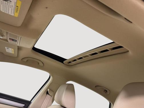 2015 Volkswagen Passat 1.8T Auto SE w/Sunroof & Nav