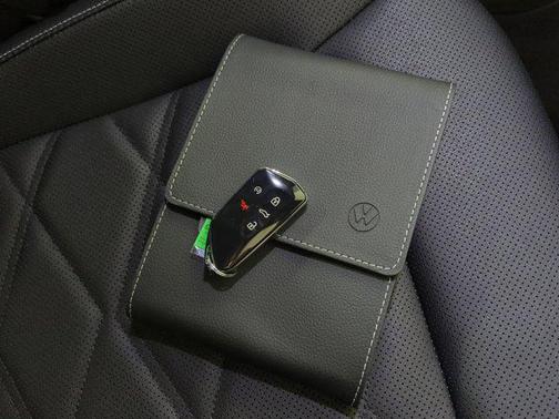 2025 Volkswagen Atlas Cross Sport 2.0T SE w/Technology 4MOTION