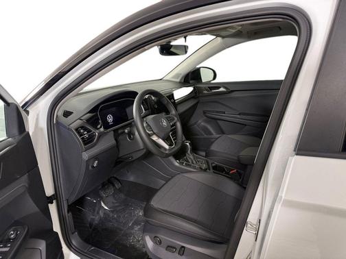 2026 Volkswagen Taos SE Black