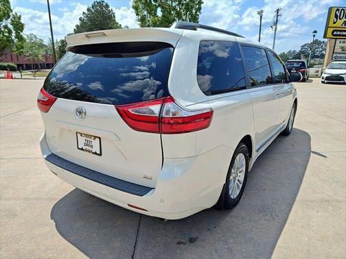 2017 Toyota Sienna XLE